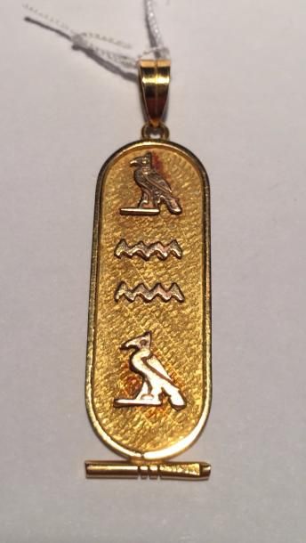null Un pendentif en or jaune 18k (750) figurant des hiéroglyphes égyptiens "ANNA"....