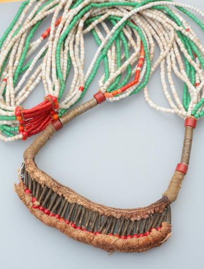 null Collier de perles de verre rouges, blanches et vertes.

Afrique centrale.

L....