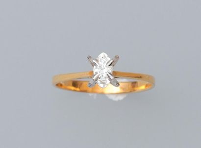 null Bague solitaire en or gris et jaune 18k (750) avec un petit brillant monté en...