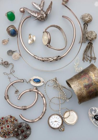 null Lot de bijoux fantaisies comprenant des broches, montres bagues, collier...une...