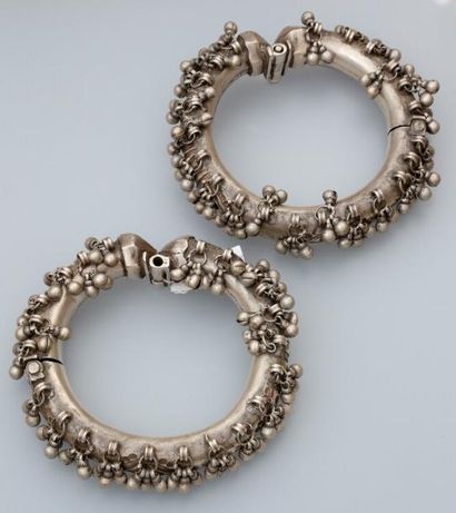 null Paire de bracelets de cheville en argent agrémentés de grelots.

Rajasthan,...