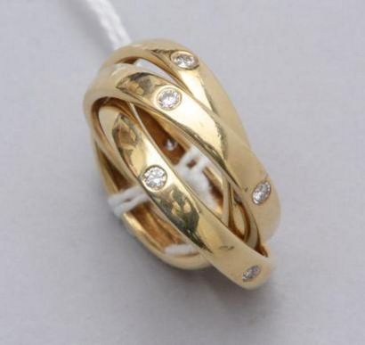 null Triple alliance en or jaune 18k (750) ornée de diamants. 

Poids brut : 10.7...