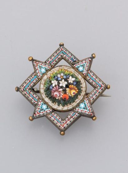 null [ Broche fantaisie ]

Broche en forme d'étoile à décor de mosaïques, celle en...