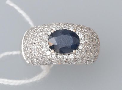 null Bague en or gris 18k (750) sertie d'un saphir coussin dans un pavage de diamants....