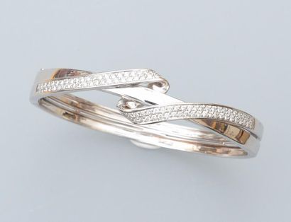 null Bracelet rigide en or gris 18k (750) sertie de diamants.

Poids brut : 26.1...