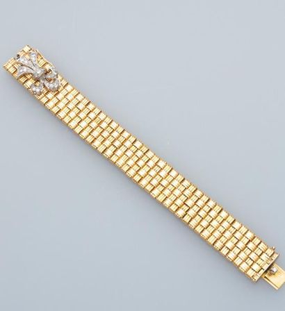 null Bracelet en or jaune 18k (750) et platine orné d"un noeud serti de diamants.



Poids...