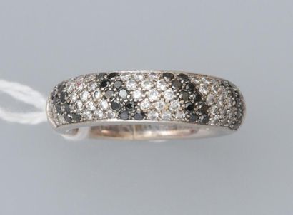 null Bague en or gris 18k (750) pavée de diamants noirs et blancs. 

Poids brut :...