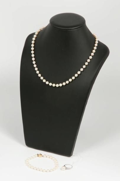 null Un lot composé d'un collier en perles, bracelet en perles avec fermoir en or...