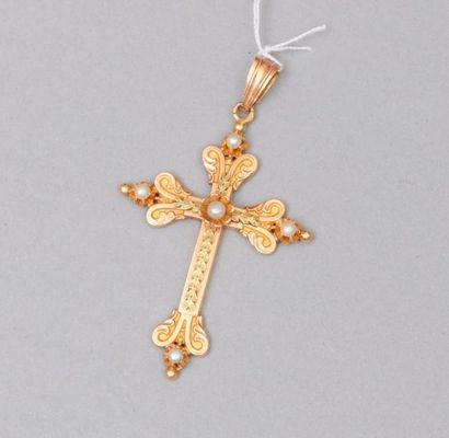 null Croix en or jaune 18k (750) ornée en son centre et à ses extrémités de petites...