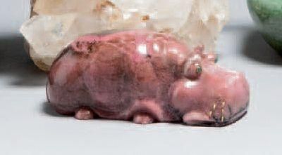 null Hippopotame sculpté en rhodonite, les yeux ornés d'émeraudes cabochon, les barbules...