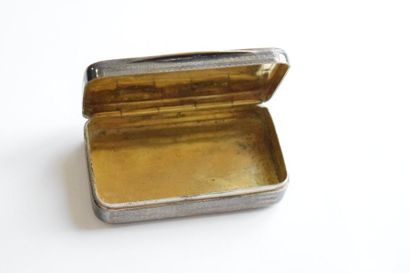 null [ Objet de vitrine ]

Boîte en métal argenté à décor guilloché.

Dim. : 7,6x4,7x1,8...