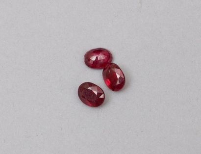 null Trois rubis sur papier (1.8 cts ; 1.9 cts ; 2.05 cts)

