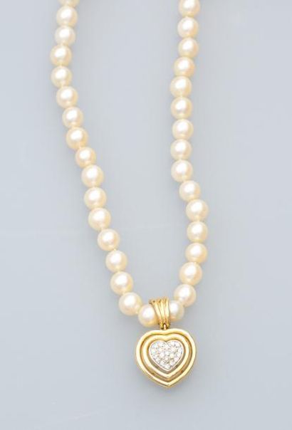 null Collier de perles de culture, fermoir en or jaune 18k (750), orné d'un pendentif...
