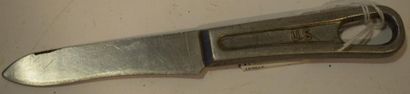 null [ WW2 ] [ US ]

Couteau de gamelle américain en aluminium. 

U.S. sur une face...