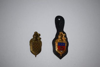 null [ Gendarmerie ]
Lot de deux insignes militaires :
Insigne avec écusson gendarmerie...