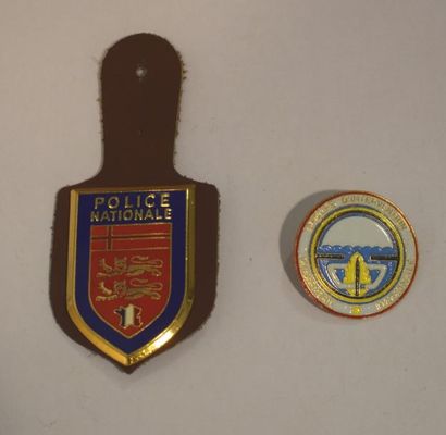 null [ Insignes ] [ Police ] [ GIGN ] 

Lot de deux insignes : 

Insigne Police Nationale...