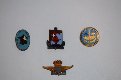 null [ Insignes militaires ] 

Lot de quatre insignes militaires divers : 

Etat...