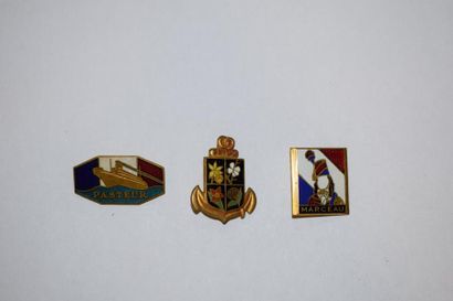 null [ Marine Nationale ] [ Augis ] 

Lot de trois insignes militaires en émail cloisonné...