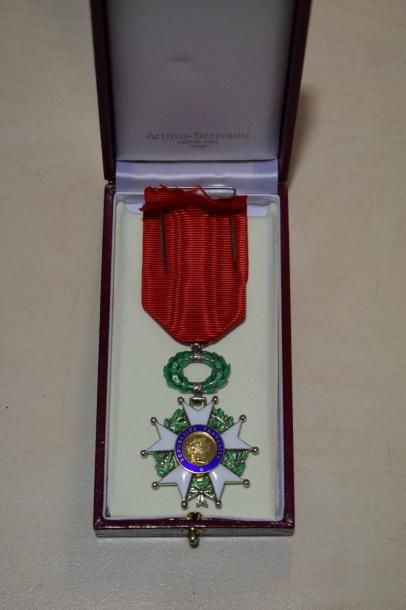 null [ Médaille ] [ Légion d'honneur ] [ Arthus Bertrand ]

Etoile de chevalier.

L....