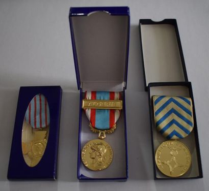 null [ Médaille ]

Ensemble de trois décorations :

Médaille commémorative des opérations...
