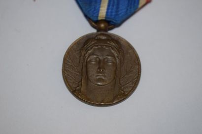null [ Médaille commémorative ]

Médaille de la FNCV 1914-1918, 1939-45, TOE et Resistance.

Fédération...