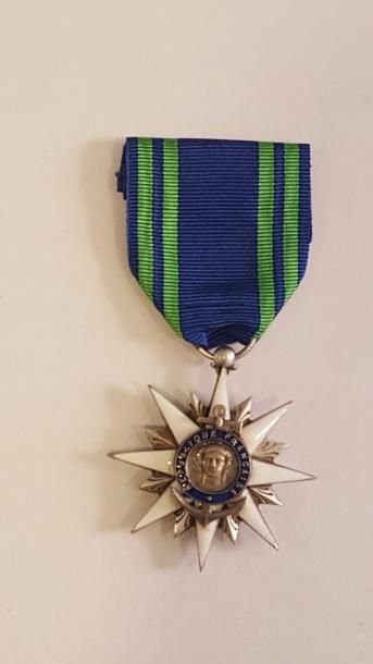null [ Marine Marchande ] [ Médaille ]

Médaille du Mérite Martime de la Marine ...