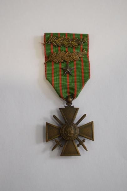 null [ WW1 ] [ Médaille ] Croix de Guerre 1914-1918 en bronze avec citations : une...