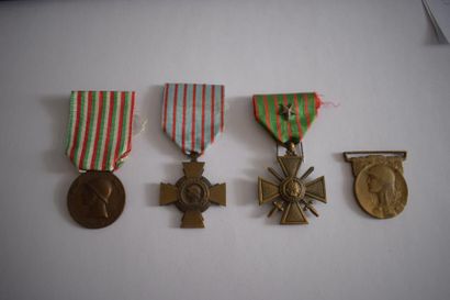 null [ WW1 ] [ Médaille ] 

Ensemble de quatre médailles :

Croix de Guerre 1914-1918...