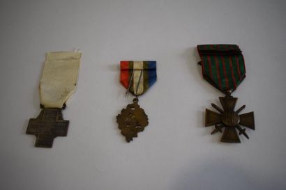 null [ WW1 ] [ Verdun ]

Ensemble de trois médailles :

Croix de Guerre avec insigne...
