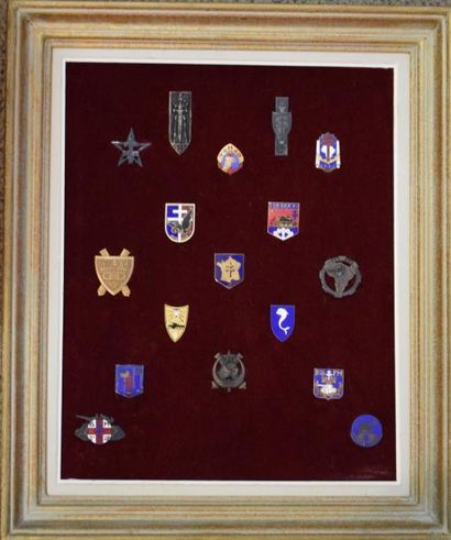 null [ WW2 ]

Lot de 17 insignes de la 2ème D.B. dont : 

Régiment de marche du Tchad,...
