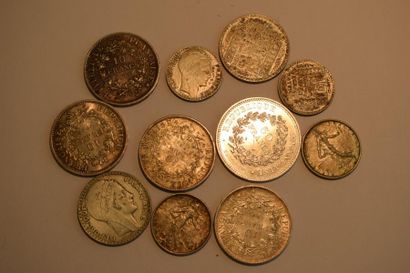 null Un lot de pièces comprenant :

- 2 pièces de 5 francs Semeuse en argent (835/1000),...