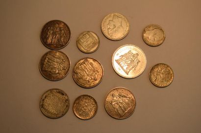 null Un lot de pièces comprenant :

- 2 pièces de 5 francs Semeuse en argent (835/1000),...