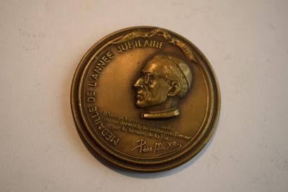 null [ Médaille ] [ Centenaire de Lourdes ] 

Médaille en bronze. 

A l'avers : scène...