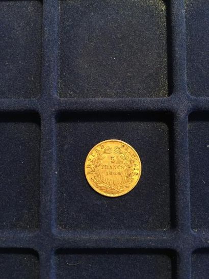 null 1 pièce en or (900/1000) de 5 francs Napoléon III à tête laurée datée de 1864

Usée.

Poids...