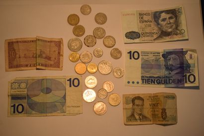 null [ Billet de banque ]

Un billet de 500 pesetas (Espagne), deux billets de 10...