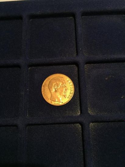 null 1 pièce en or de 20 francs Napoleon III "tête nue" (1855 BB)
TB
Poids : 6.45...