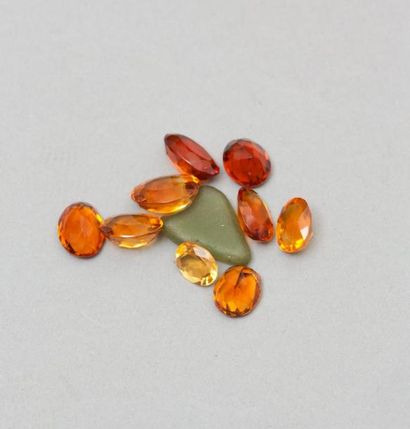 null Lot de 9 citrines coussins sur feuille

Poids : de 1 ct à 2.8 ct 