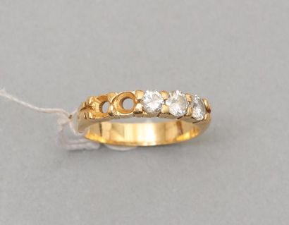 null Demi-alliance en or jaune 18k (750) sertie de diamants (manquent 2 sur 5), poinçon...