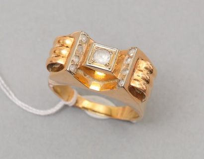 null Bague tank en or jaune 18k (750) sertie de petits brillants

Poids : 3.5 g ;...