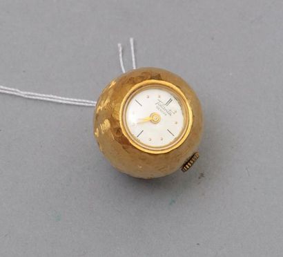 null Petite montre pendentif en métal doré, cadran signé Talanta Genève. 

