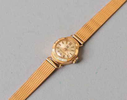 null [ LIP ]

Montre bracelet de dame mécanique à boitier rond en or jaune 18k (750)...