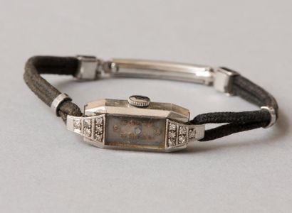 null Montre bracelet de dame vers 1920. Boitier rectangulaire en platine orné de...