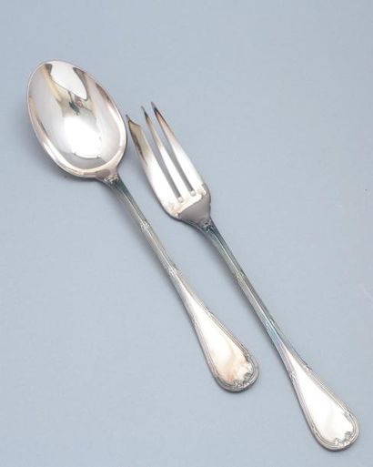 null [ Christofle ]

Couverts de service en métal argenté : grande fourchette et...