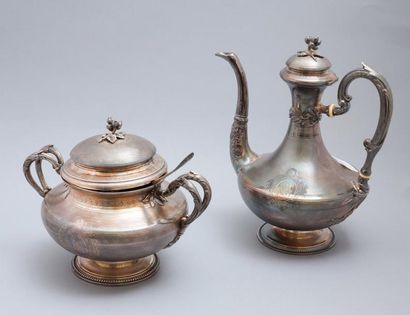 null Une cafetière et son sucrier en argent guilloché à décor de glands et feuillages

On...