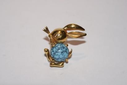 null Broche en or jaune 18k (750), stylisant un lapin, le corps composé d'une turquoise....