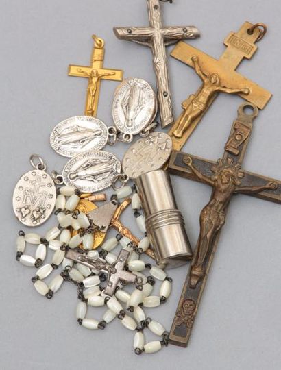 null [ Objet de vitrine ]

Ensemble de cinq crucifix en métaux divers (plaqué or,...