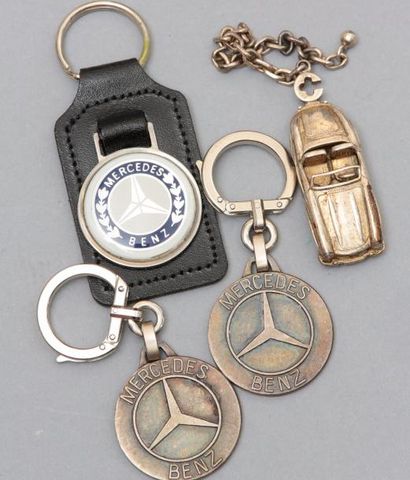 null [ Porte-clefs ] [ Mercedes ]

Ensemble de quatre porte-clefs :

Miniature d'une...