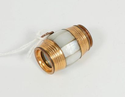 null [ Optique ]

Petite lunette pendentif de forme tonneau. Fût en laiton couvert...