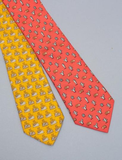 null HERMES

Lot de 2 cravates Hermès en soie, l'une à fond rouge stylisée de cactus...