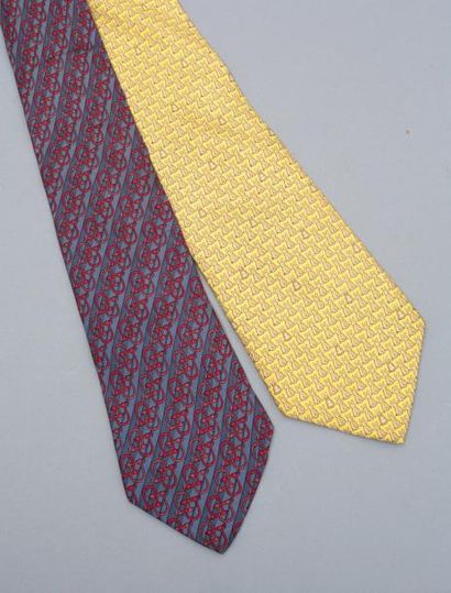 null HERMES

Lot de 2 cravates Hermès en soie, l'une à fond jaune stylisée de petits...